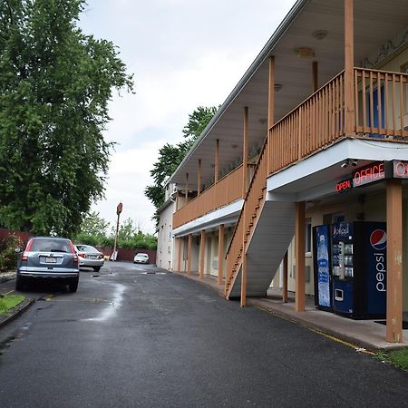 River Inn Motel West Springfield Exterior photo