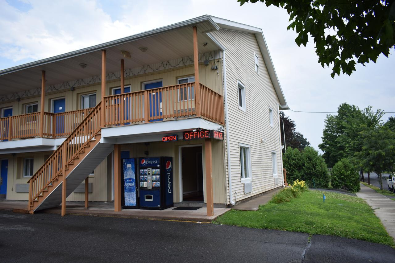 River Inn Motel West Springfield Exterior photo